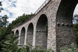 railtarget.cz/osobni-doprava/monstrozni-zampach-italsti-fachmani-vyvazeli-zulu-ze-dna-41-metru-nad-rokli-12484.html